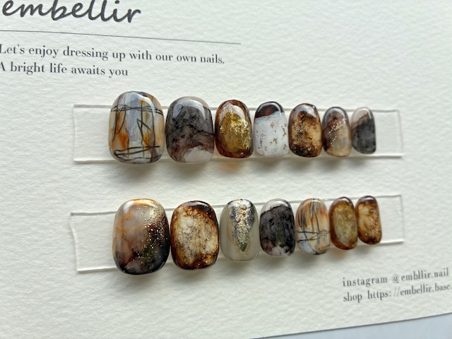 サイズ固定14本セット　サンドブラウン×ボアブラックの木星ネイルチップ