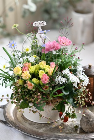 ふんわり春パステルのお花とガーデンストロベリーの蛇口飾りポット