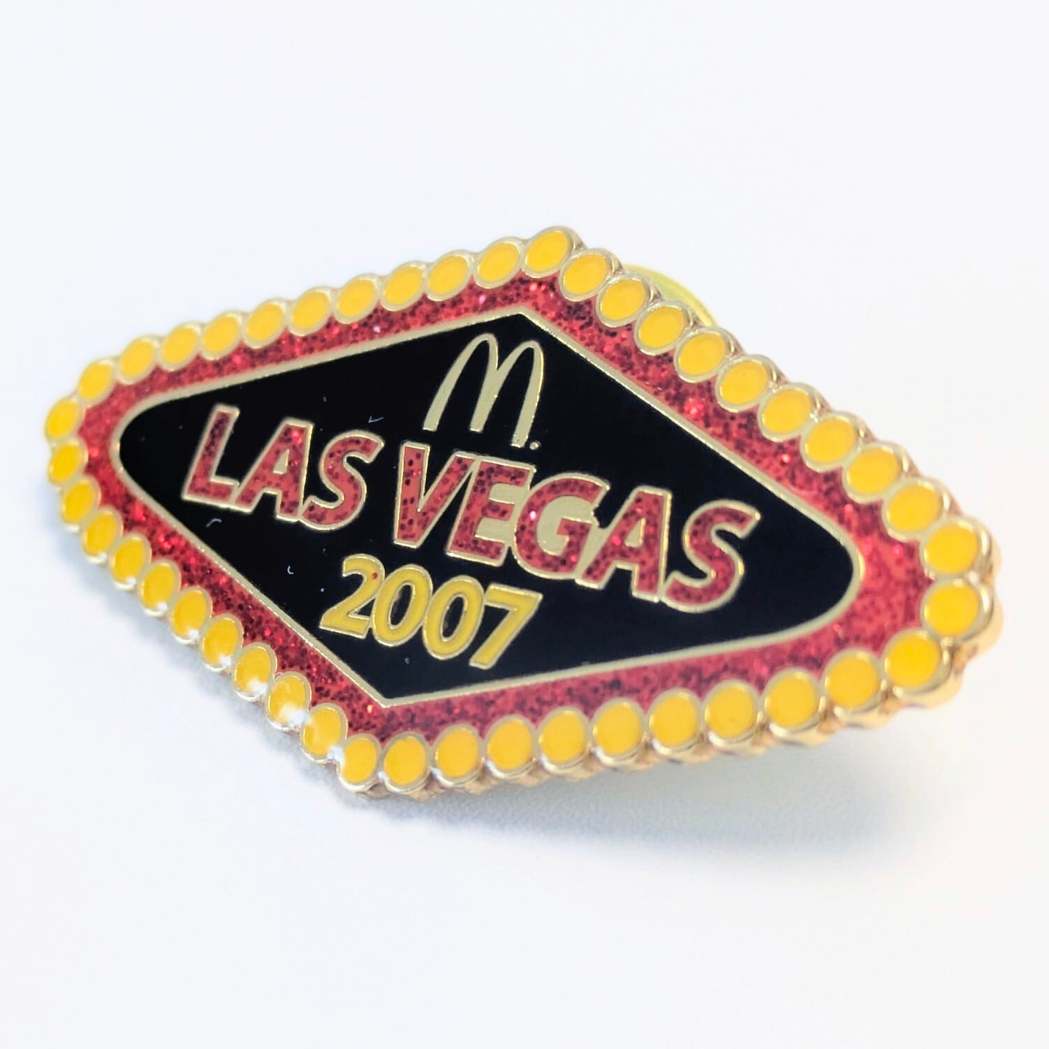 送料無料！☆DEADSTOCK / VINTAGE2007☆ ★ピンズ PINS★ピンバッジ【 McDonald's（マクドナルド）】マクドナルド ラスベガス 2007 グリッター ラペルピン〚アメリカン雑貨 アメトイ〛