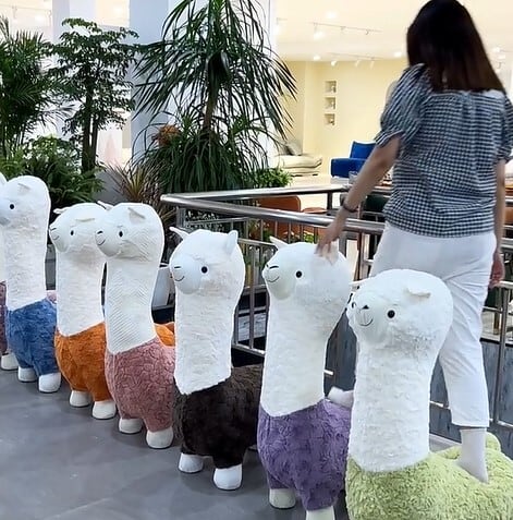 アルパカモデルのぬいぐるみスツール | Russel 海外インテリアセレクト