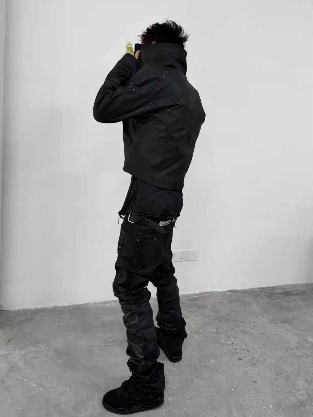 【CinderVein】Eyelet Rivet Coated Curved Denim Pants