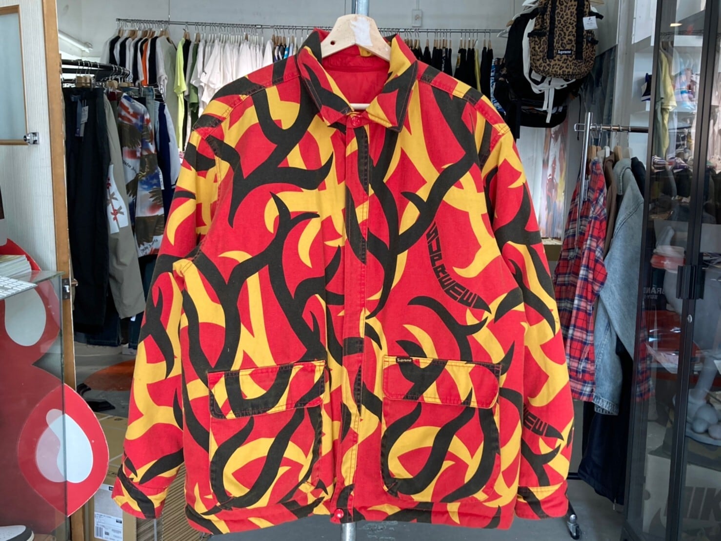 ゲリラセール Supreme REVERSIBLE PUFFY WORK JACKET RED TRIBAL CAMO 