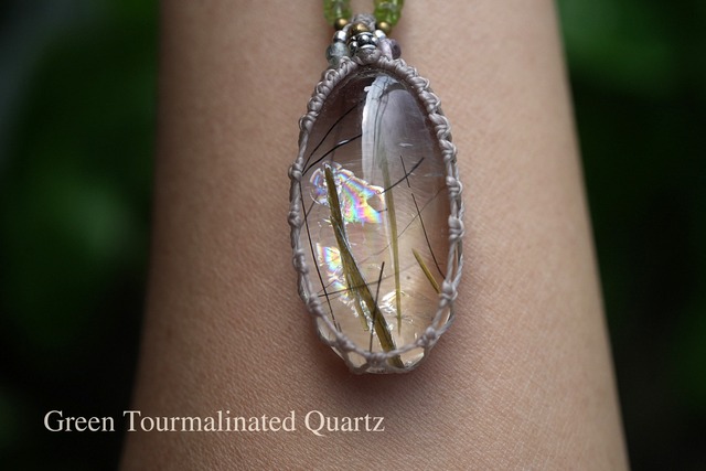虹入りレア★Greenトルマリンインクォーツ マクラメネックレス2116