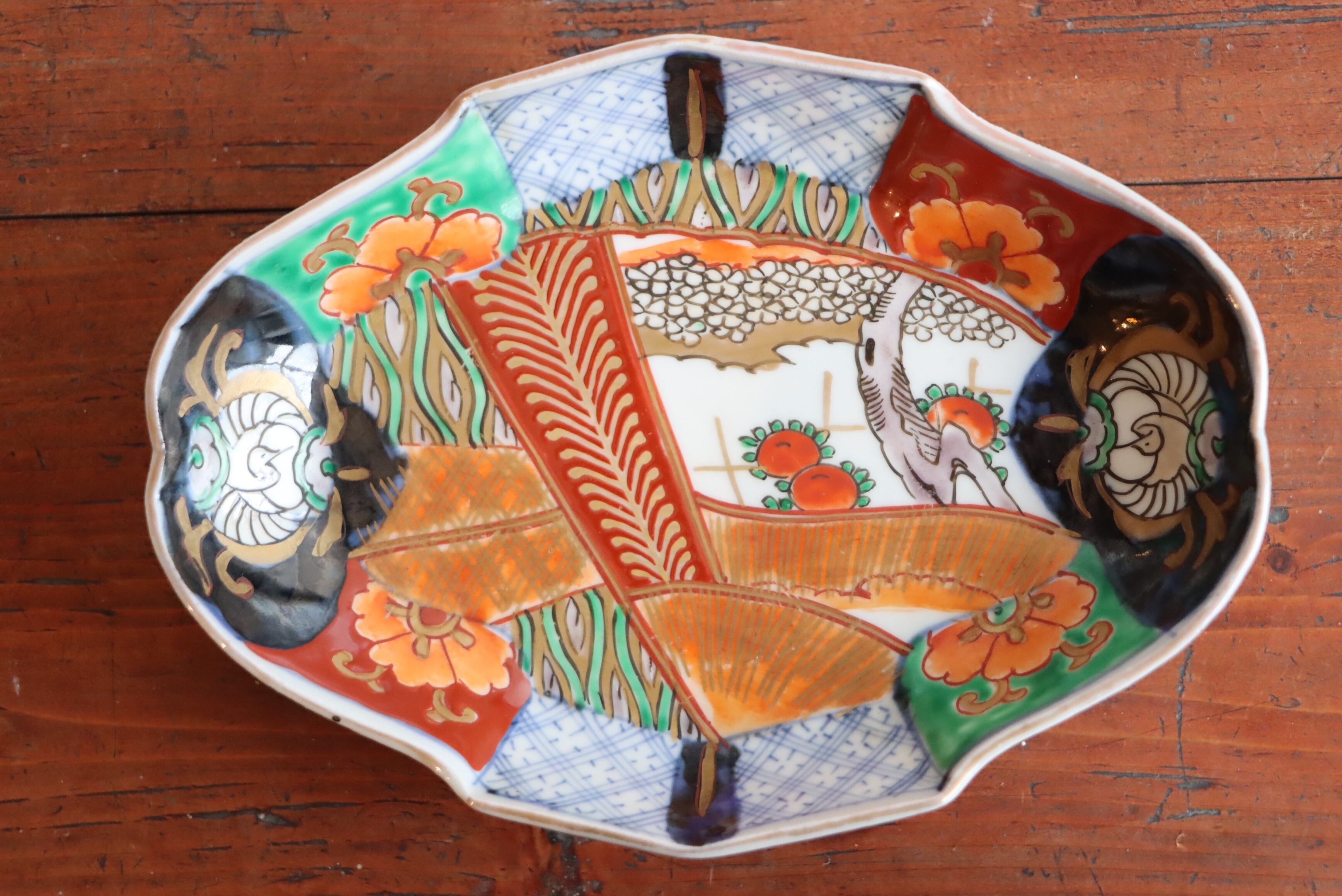 伊万里焼 色絵 花立湧文 変形皿/Imari quince shaped plate | (有)新原美術