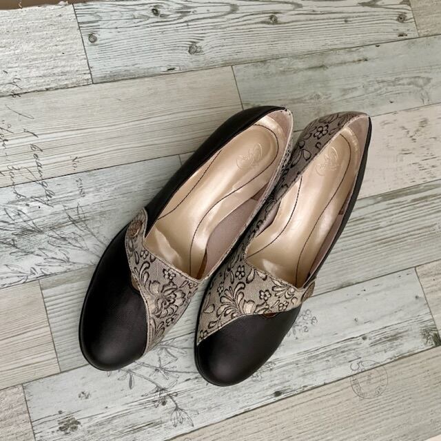 アンティークボタンラウンドトゥパンプス