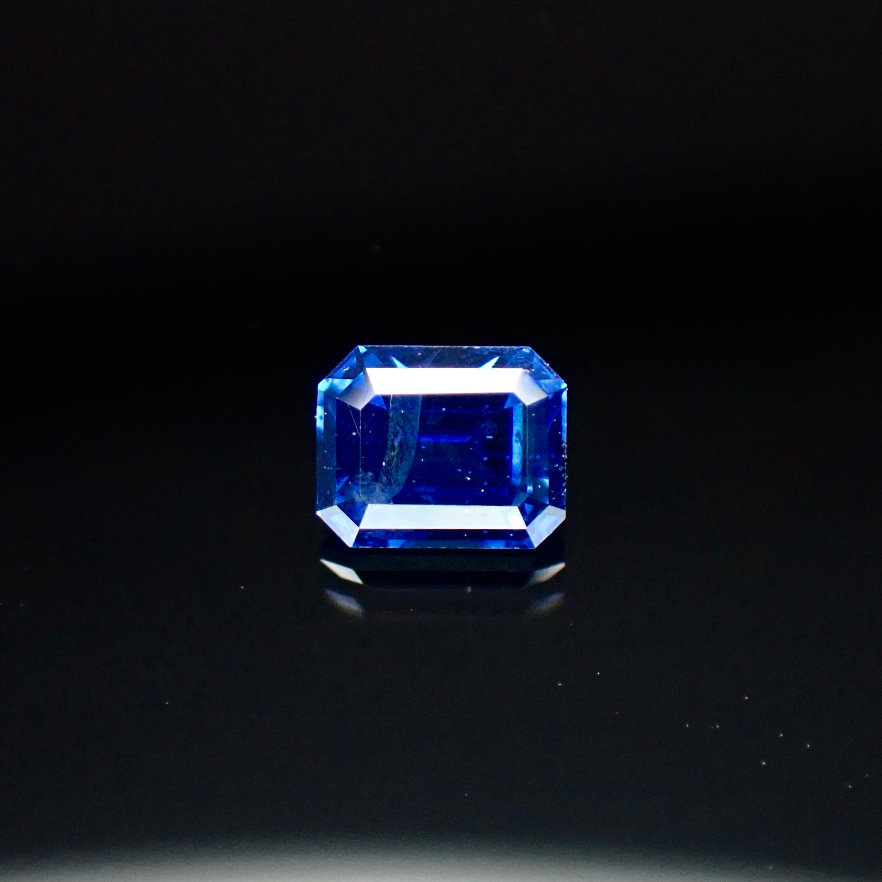 上品に輝く青い結晶 0.57ct 天然ブルーサファイア | Frederick's