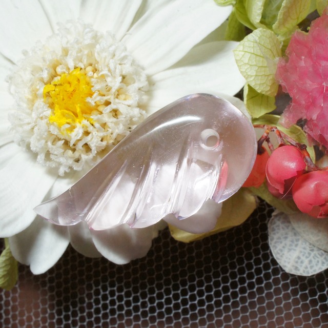 インドネシア産アンダラクリスタル 桜色ピンク 天使の羽根ペンダントトップ