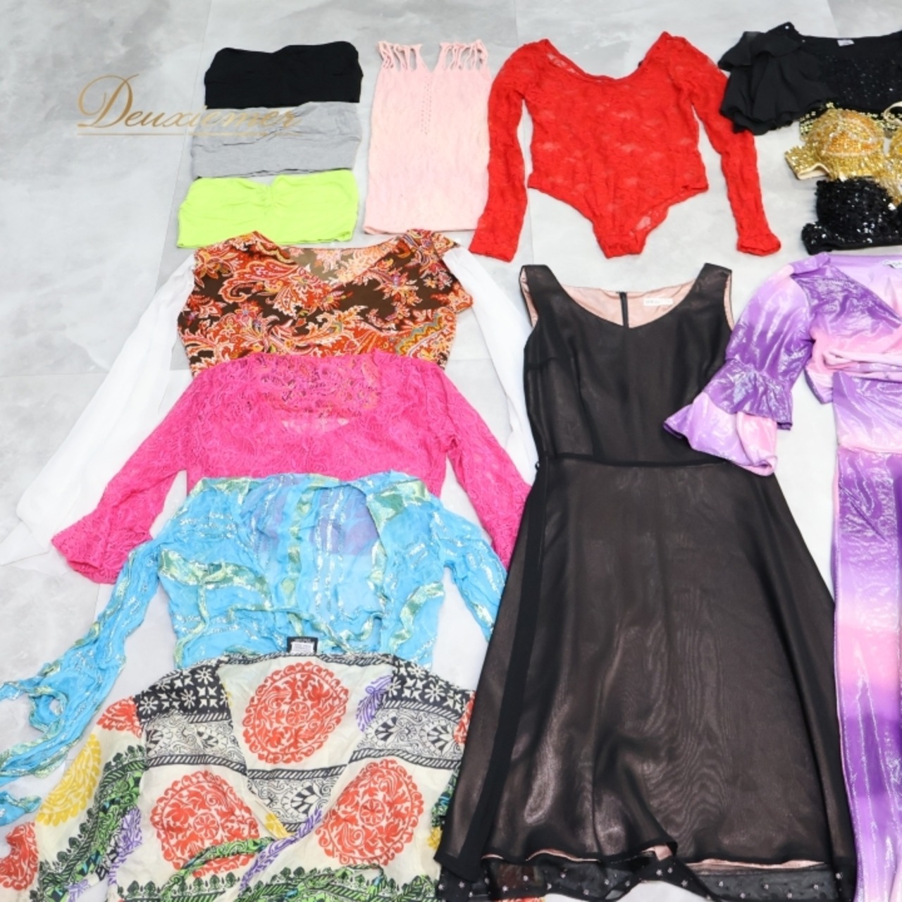 ベリーダンス 衣装 まとめ売り 70点以上 セット トップス スカート ズボン チョリ ピアス ネックレス 黒 白 金 青 赤 上下セット 練習 レッスン アクセサリー パンツ ハーレムパンツ ワンピース ドレス 頭飾り 花 つけまつげ ウィング オリエンタル