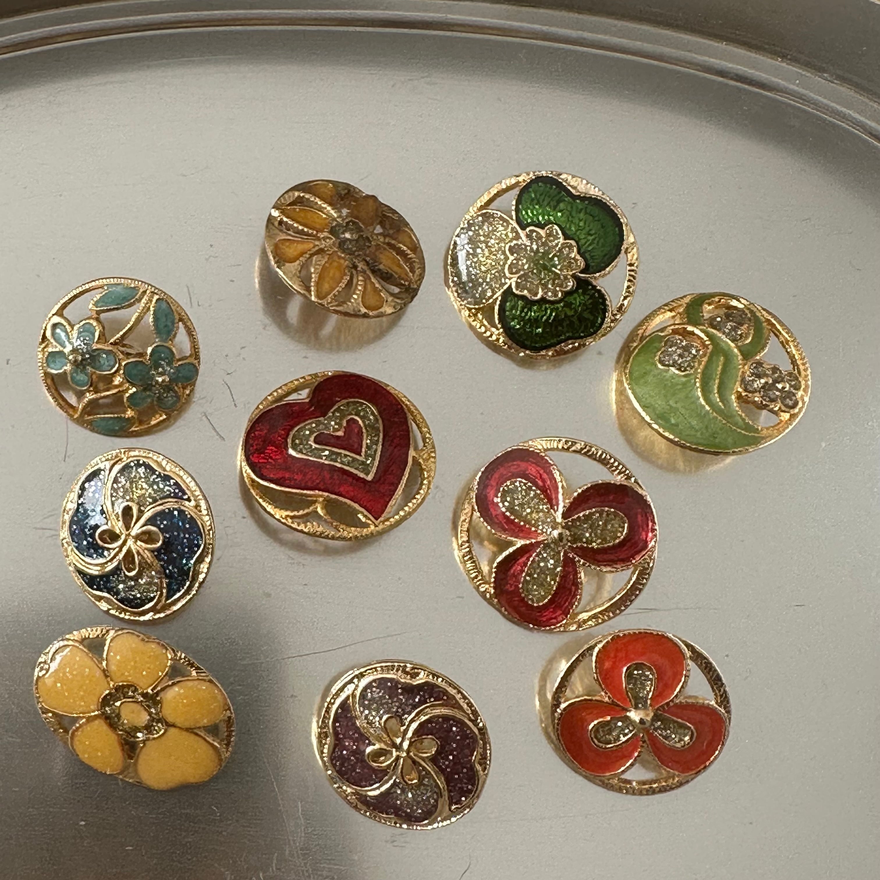 【素材フリマ(A-3)】レトロな雰囲気のゴールドボタン10個