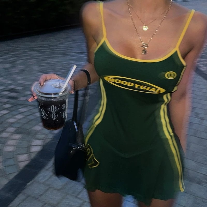 夏のセクシーなベストドレスヨーロッパとアメリカスリム女性のノースリーブミニヒップドレスセクシーな低サスペンダースカート Y2k ビーチドレス