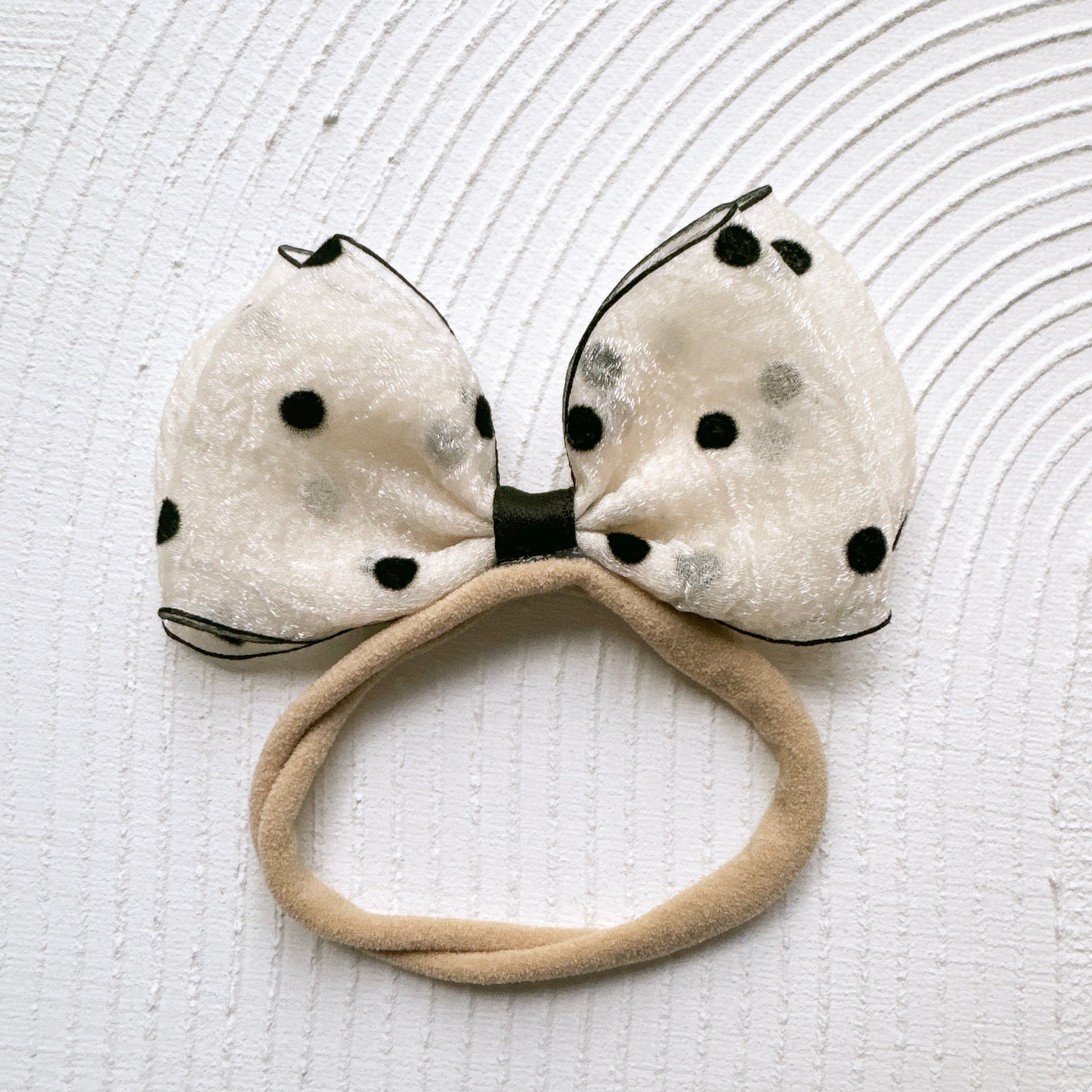 立ってるドットシフォンのヘアバンド