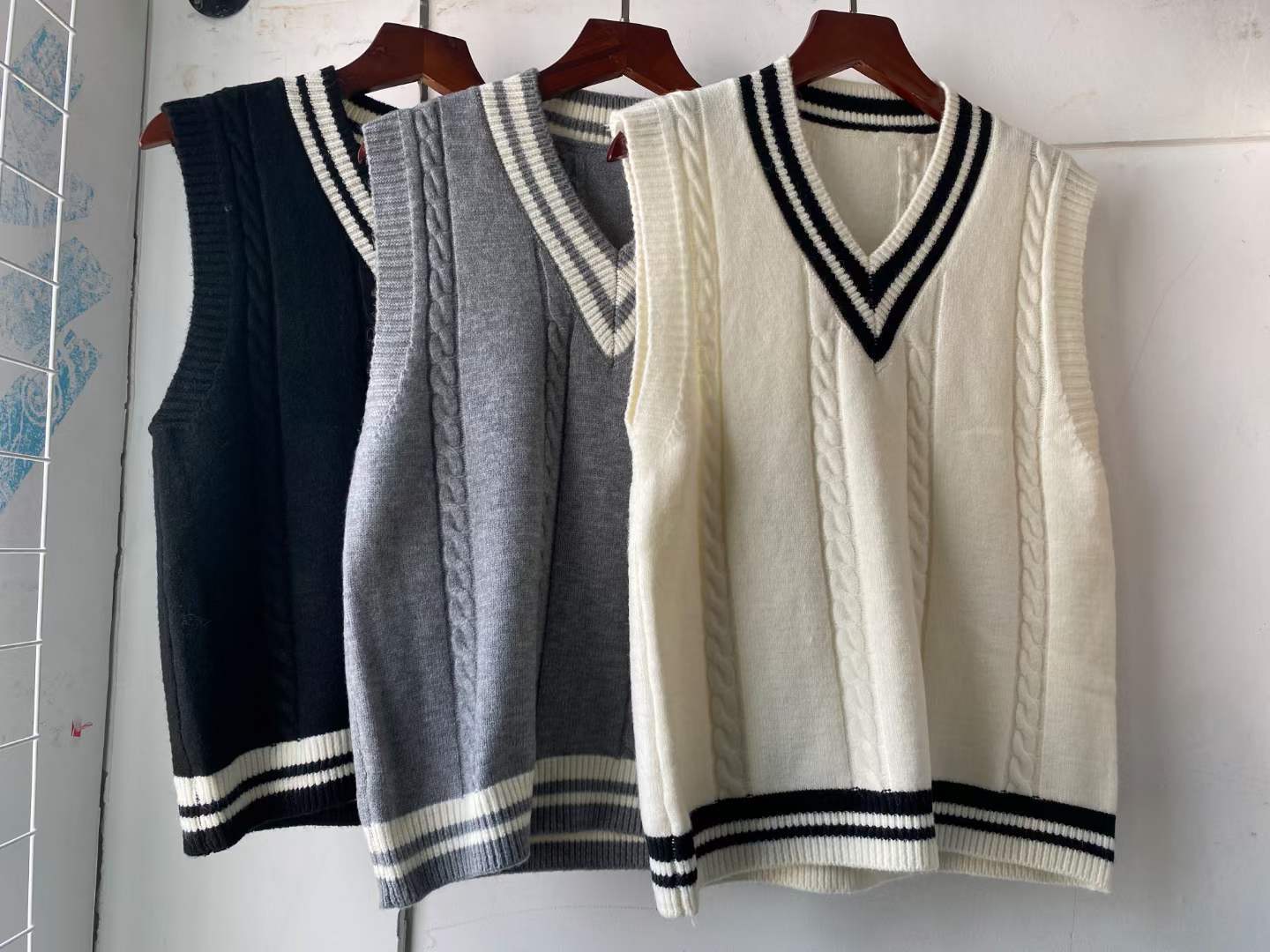ライン入りニットベスト　AJ1079-2501