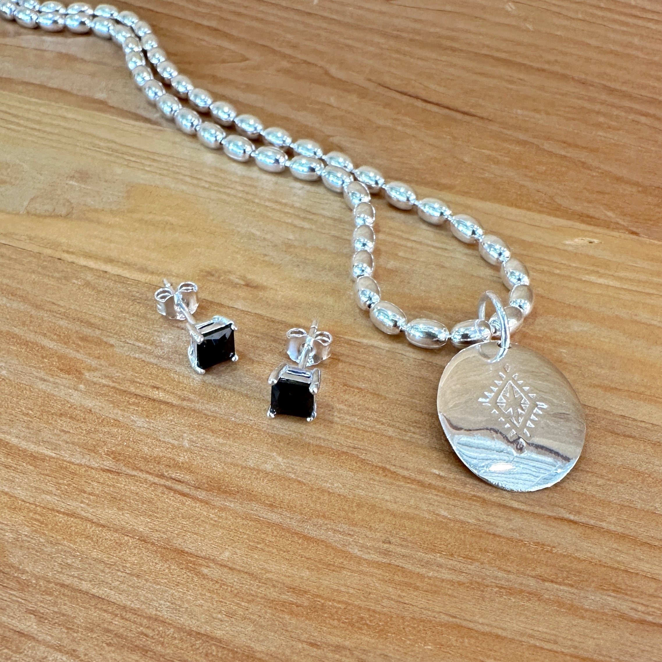 パヴェボール スクエアのジルコニア スタッドピアス パヴェボール