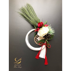 大王松と白い水引のお正月飾り　椿と芍薬
