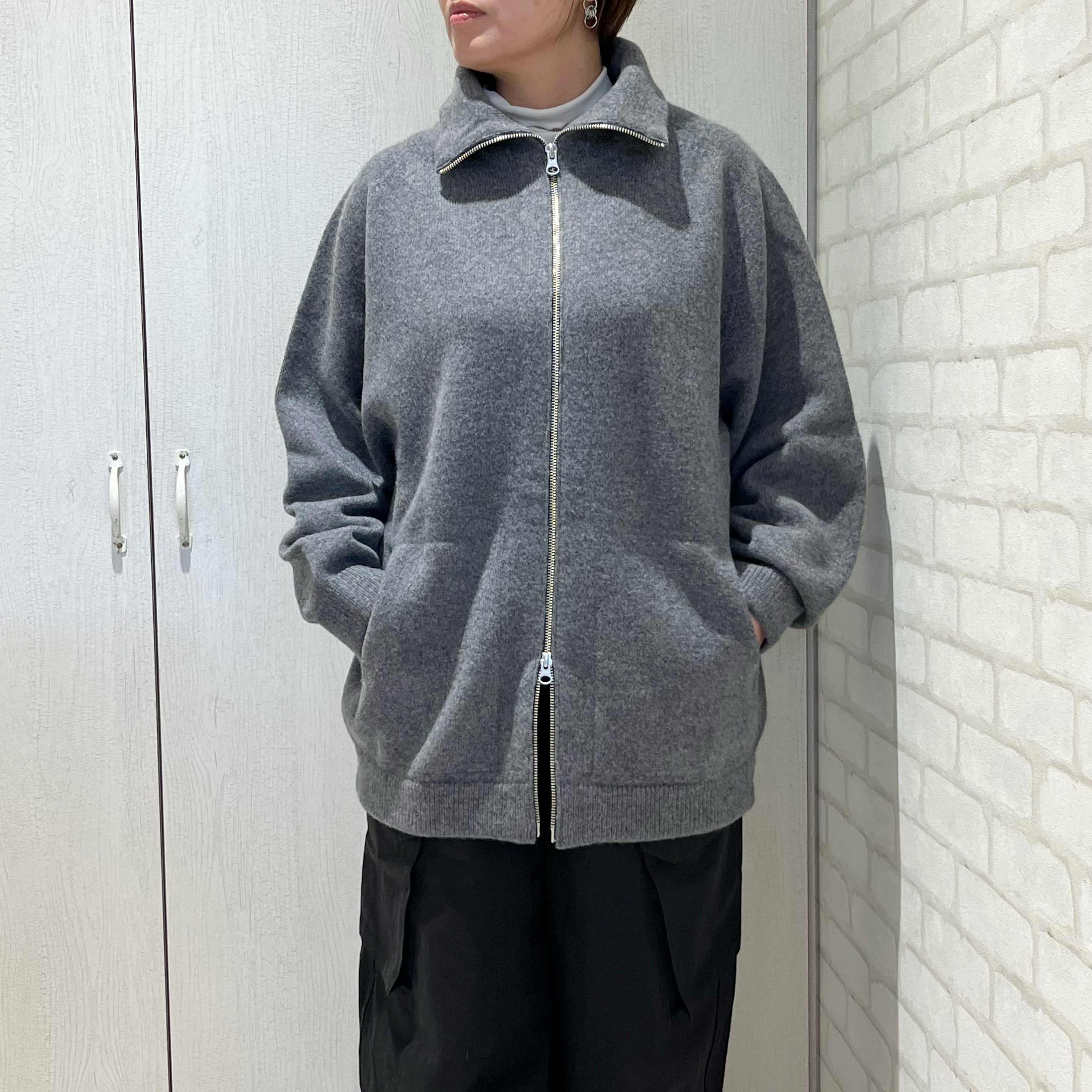 EMMA CULATE/01240/ジップアップミドル丈カーディガン(グレー)