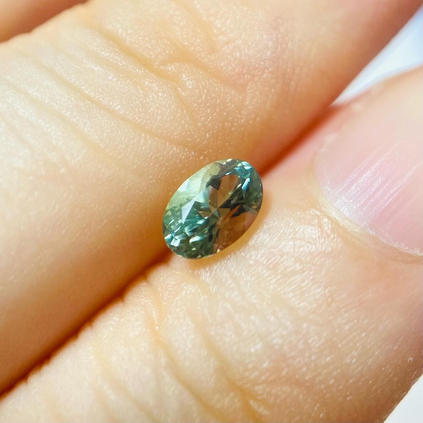 カメレオンな希少グリーンオレゴンサンストーン