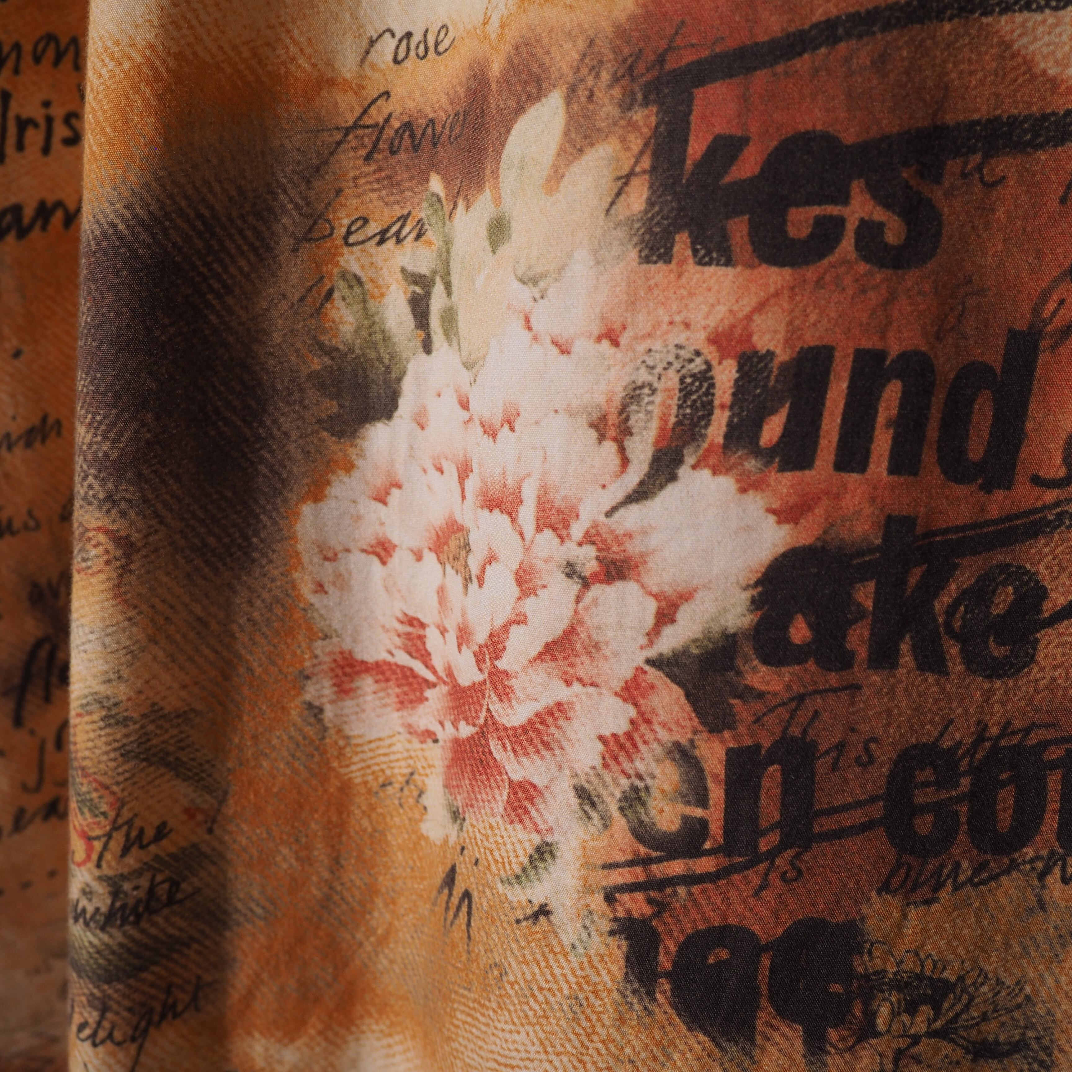 Signum asian taste × alphabet design loose silhouette art shirt