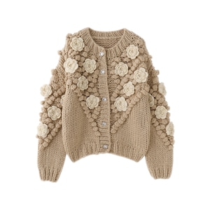 花束を買った帰り道に、靴の土をはらった幸せな雪だるま Cardigan〈E290〉