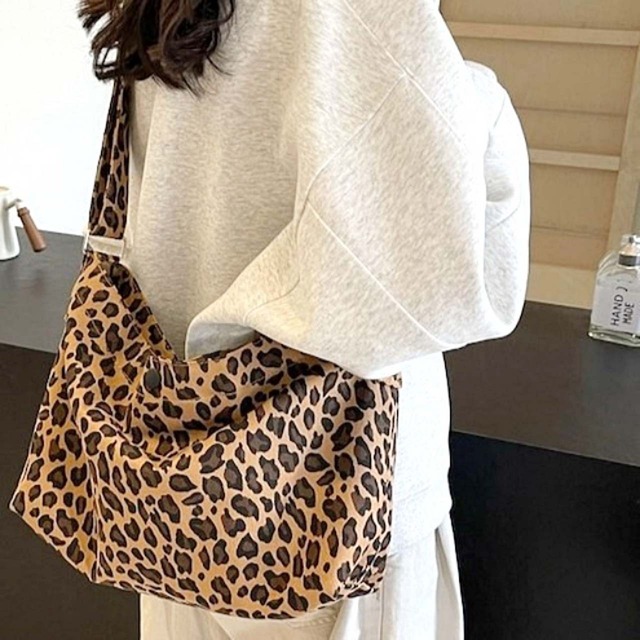 【送料無料】 アニマル柄 バッグ ショルダーバッグ 大容量 斜めがけバッグ オルチャン 韓国 レディース  肩がけバック ボディバッグ お洒落 人気 ブラウン ホワイト ダークブラウン グリーン ヒョウ柄 ゼブラ柄 軽量 レディースバッグ 大人可愛い 使いやすい 大人女子 かわいい 大人 こなれ感 ショッピング デート  プレゼント お買い物 デイリー 普段使い インスタ映え カラバリ 女子会 かっこいい モテ お泊まり 休日 ラフ メンズライク スポーティー ルーズ 個性的 クール モード系 大きめ