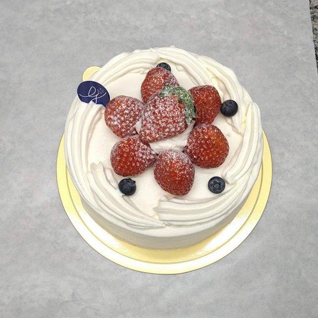 子育て支援割４歳バースデーケーキ　生クリームと真心苺のデコレーションケーキ　3号