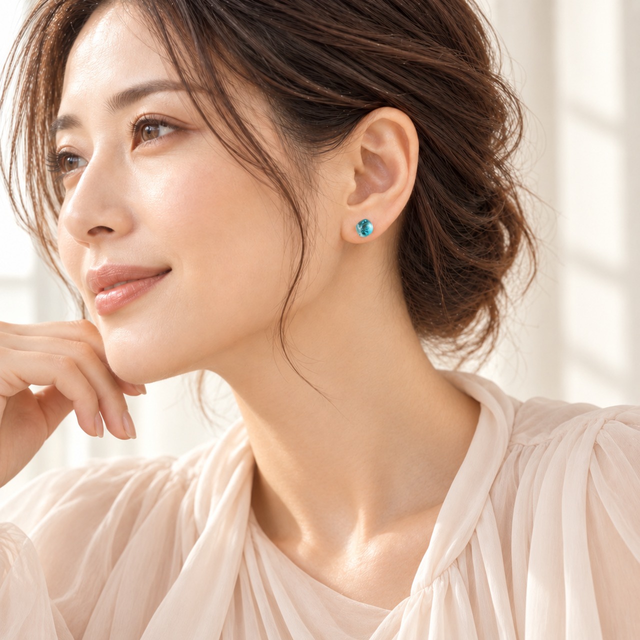 光をまとう 青のガラスピアス・イヤリング｜ライトターコイズ／ライトブルー