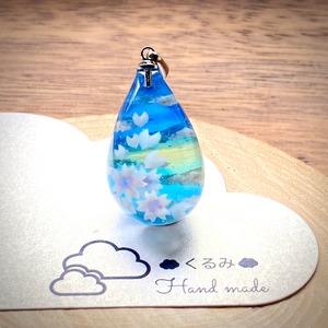 空&雲ペンダント しずく型 青空に舞い散る桜 26×17mm