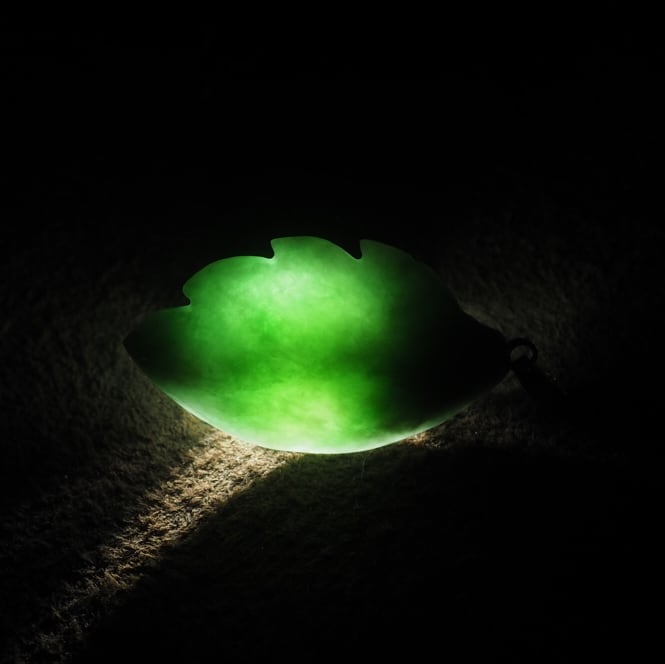 糸魚川翡翠 金山谷 緑まだら リーフペンダントトップ 3.6g Green