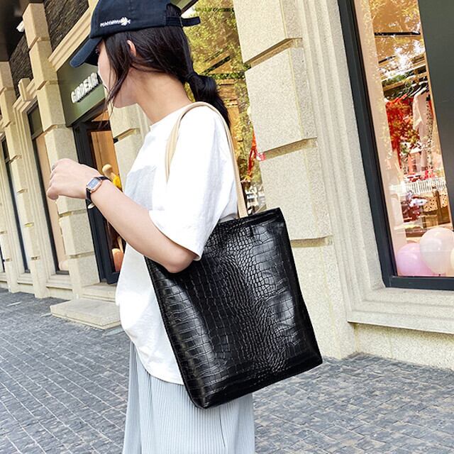 ショルダーバッグ レディース フェイクレザー 形押し クロコ おしゃれ シンプル かっこいい 通勤 通学 書類 大容量 ブラック/ベージュ/ピンク/ブラウン