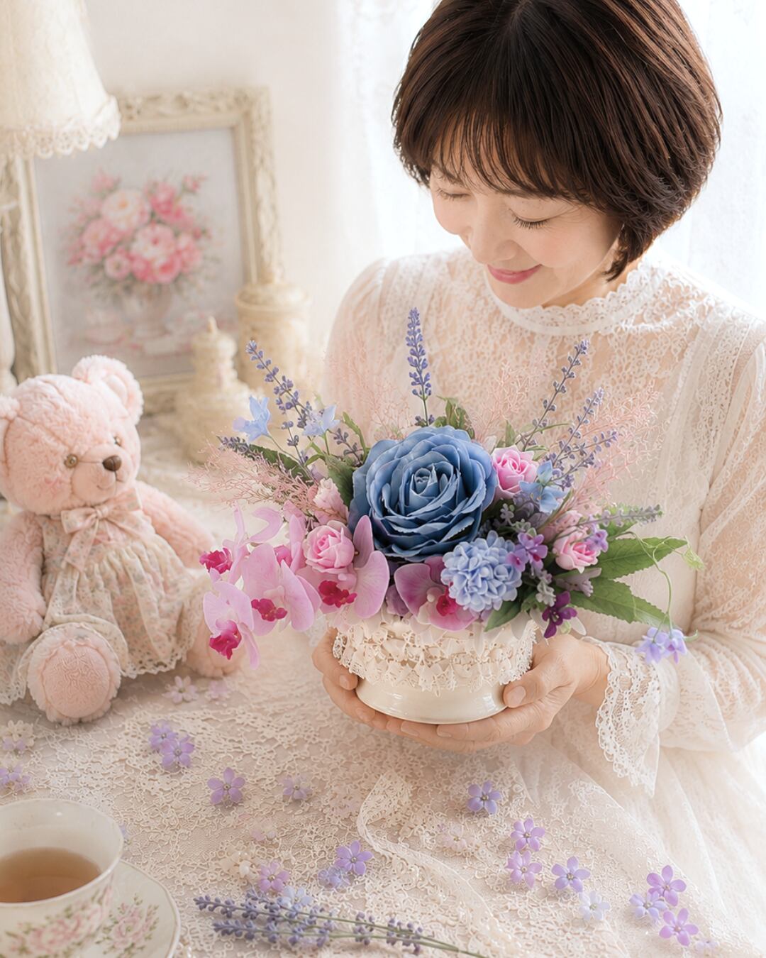 フラワーアレンジ【AR-001】ニュアンスブルーの薔薇アレンジ｜白い陶器｜ピンクのミニ胡蝶蘭｜アーティフィシャルフラワー｜ラベンダー｜プレゼントギフト｜卓上アレンジ｜約：ｗ15㎝、Ｈ10㎝