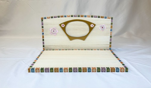 桐 木材 平台・衝立 写真入れ付き 桜刺繍 A(桜刺繡が左右に一箇所ずつ) 飾台 屏風 親王飾り 雛人形 ひな人形 初節句 ひな祭り 桃の節句 小さなお雛様 コンパクト お雛様 海外へのお土産 お祝い 誕生祝い プレゼント 日本伝統 日本文化 日本土産 伝統工芸