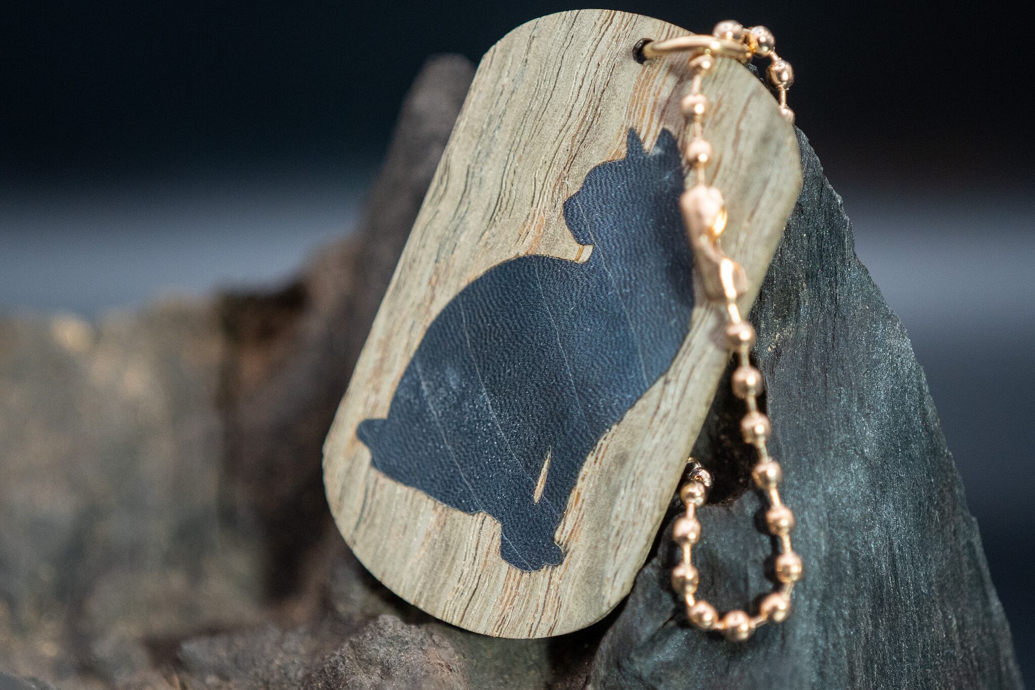 【 地と灰の銘木 】神代タモ 縮み杢 ドッグタグ 象嵌 優雅に座る猫