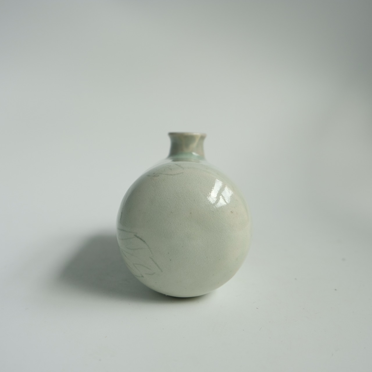H17 青白磁芙蓉文俵形壺 日高伸治 Blue and white porcelain hibiscus 