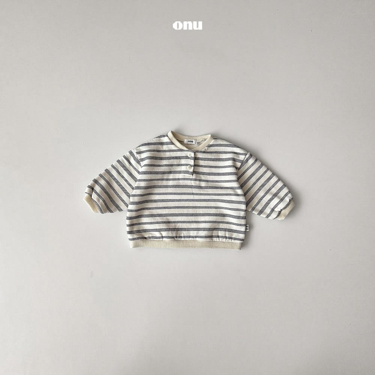 【即納】【ONU】ボーダーボタン裏起毛スウェット アイボリー 80〜120cm 2025 WINTER 韓国子供服 - 1