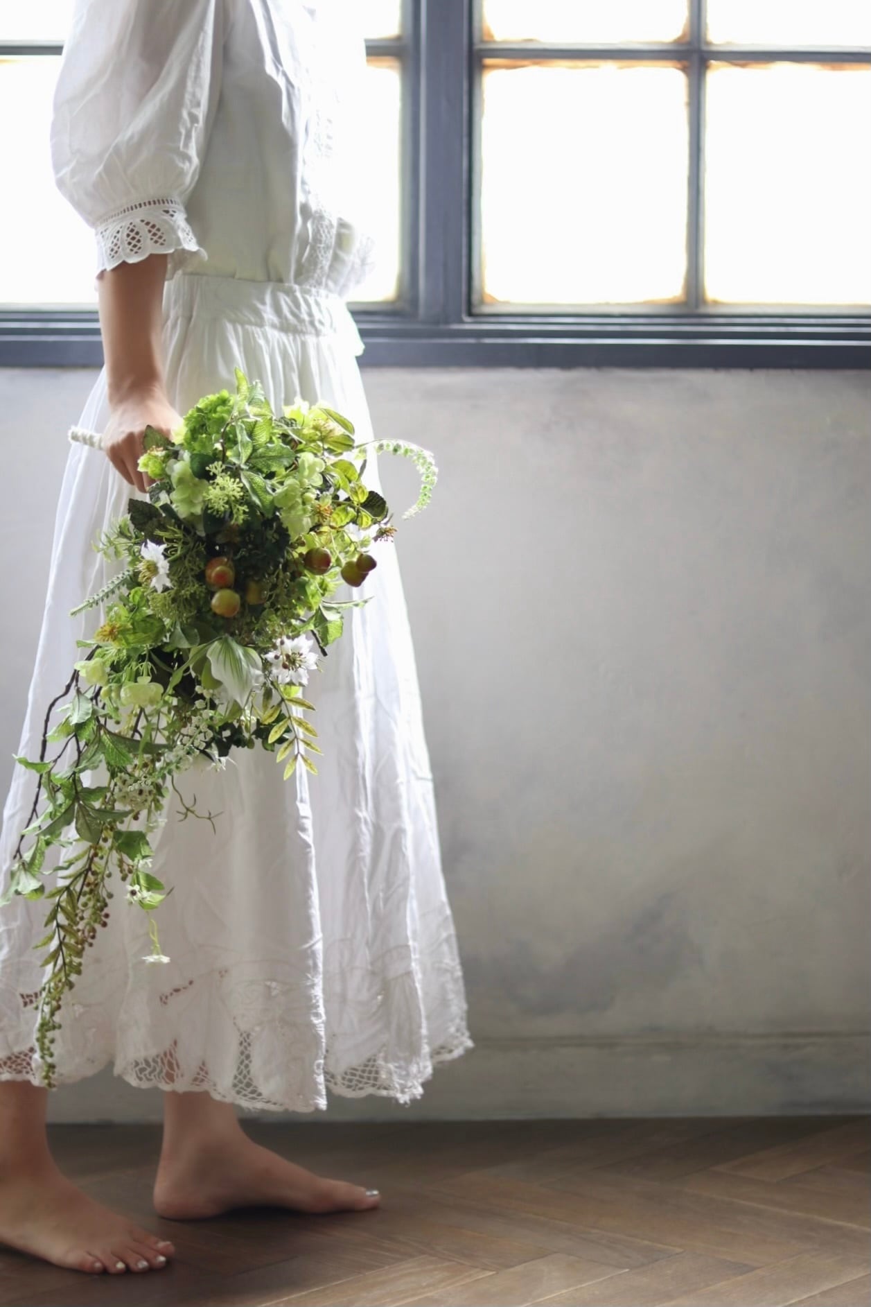 完成品販売ブーケ ］Botanical Green Cascade Bouquet | お花の