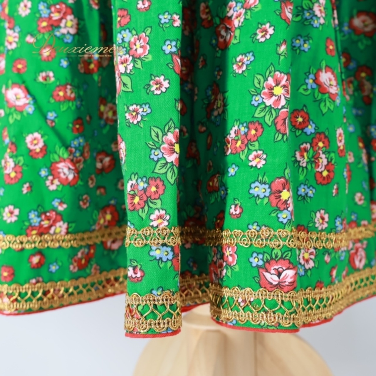 フォークダンス 衣装 スカート グリーン系 花柄 刺繍 緑 赤 紫 黄 ハンガリー製 かわいい チロリアン チロルスカート カントリー 華やか 鮮やか ダンス衣装 イベント 練習 レッスン ボタン レッド系 パープル系 イエロー系 ピンク系