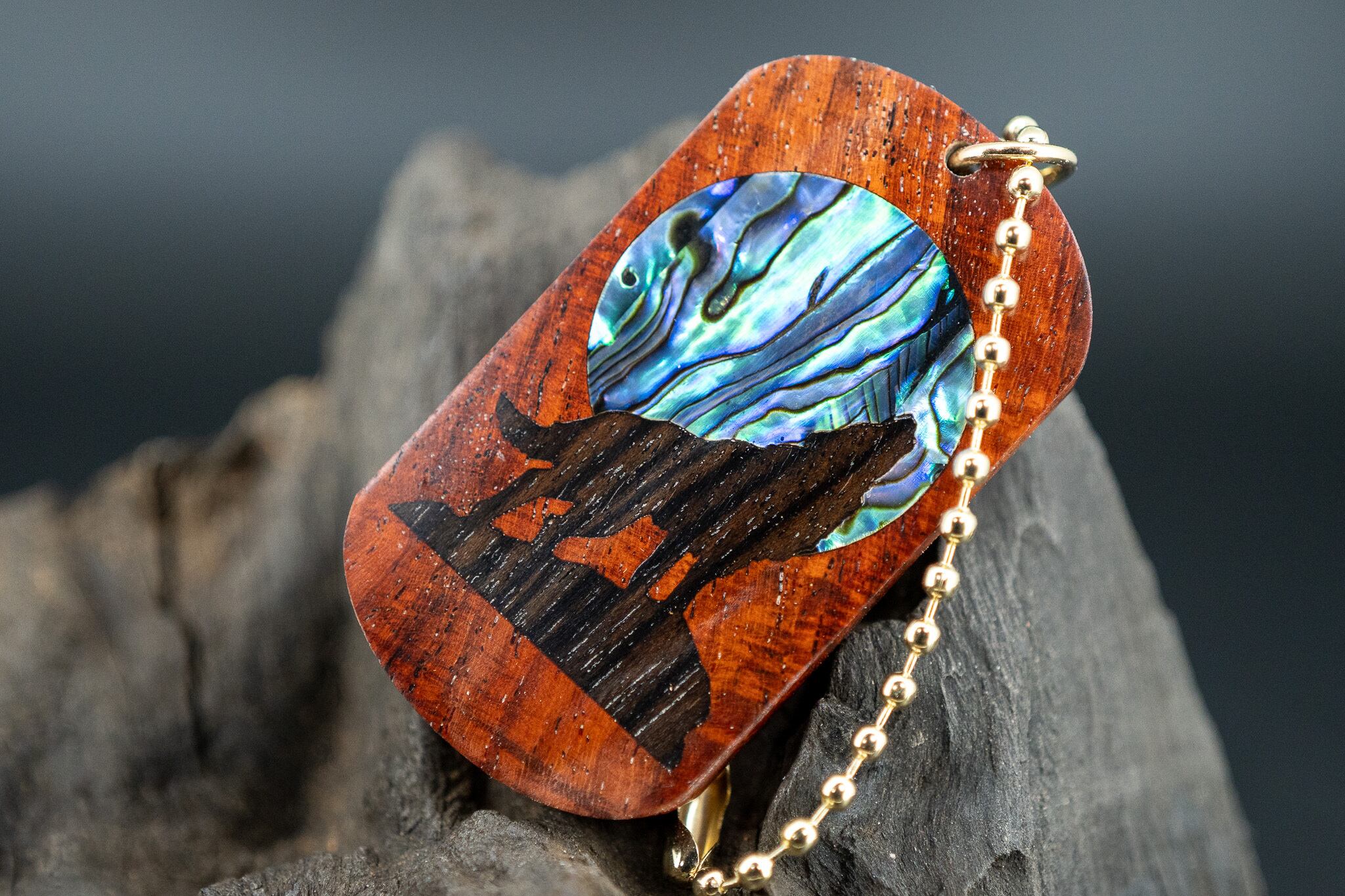 【21世紀最高峰の材】サイアミーズローズウッド マイクロカーリー ドッグタグ 象嵌 月と狼