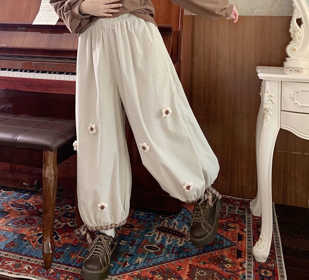 パンツ レディース 2色 ワイドパンツ ロング丈 ハイウエスト ウエストゴム 伸縮性 薄手 かわいい 大人可愛い カジュアル おしゃれ ナチュラル こなれ感 ラフ ラブリー キュート ガーリー ルーズ 個性的 無地 お花モチーフ 学生 通学 デート お出かけ 女子会 散歩 アート鑑賞 コンサート ライブ カフェ巡り 街歩き S M L XL ビッグシルエット アプリコット ブラウン 春 10代 20代 韓国系 着回し 普段使い 体型カバー 楽ちん 脚長 ファッション コーデ モテ トレンド 流行 送料無料