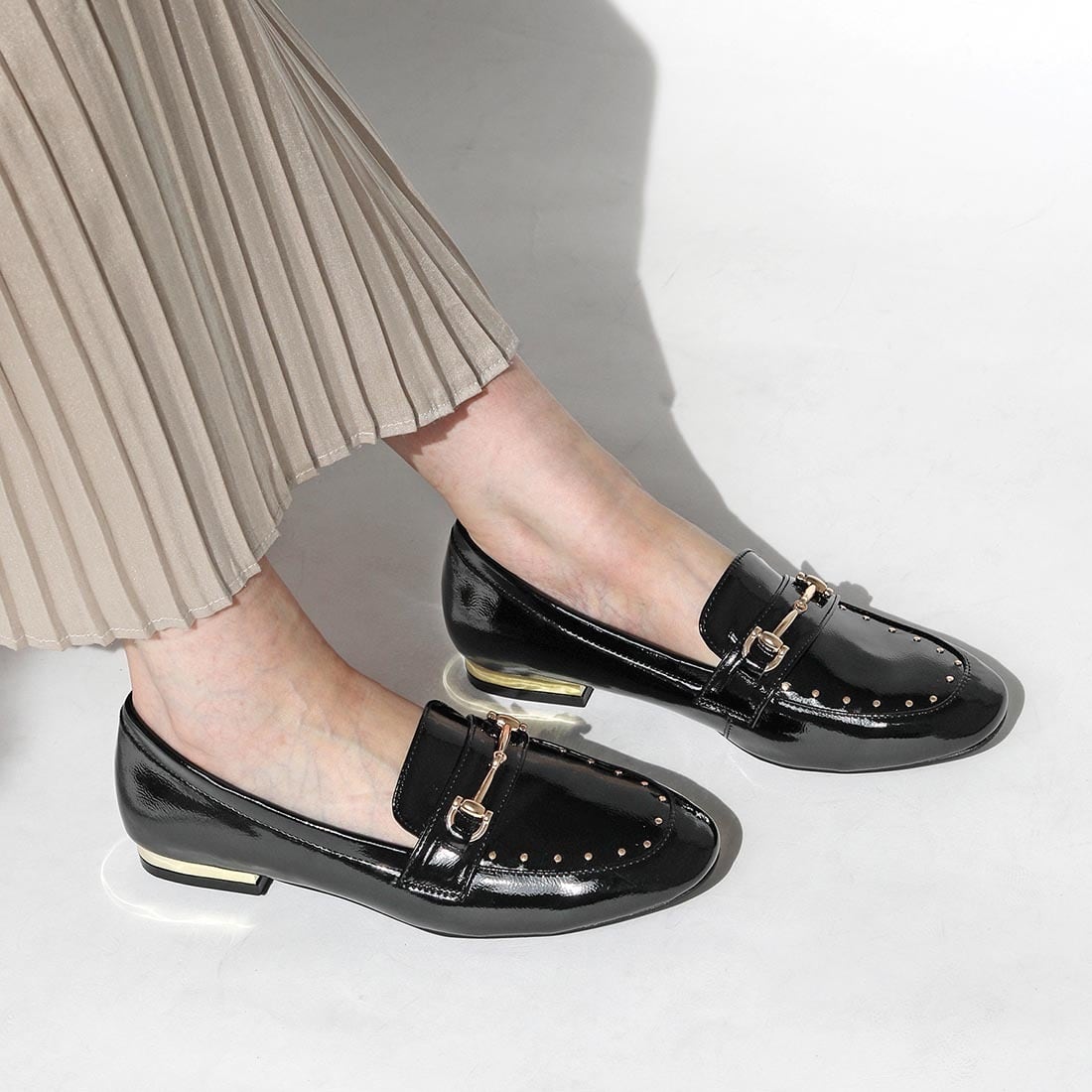 スタッズ付きローファー 大人の艶めきローファー♪上品さと遊び心を