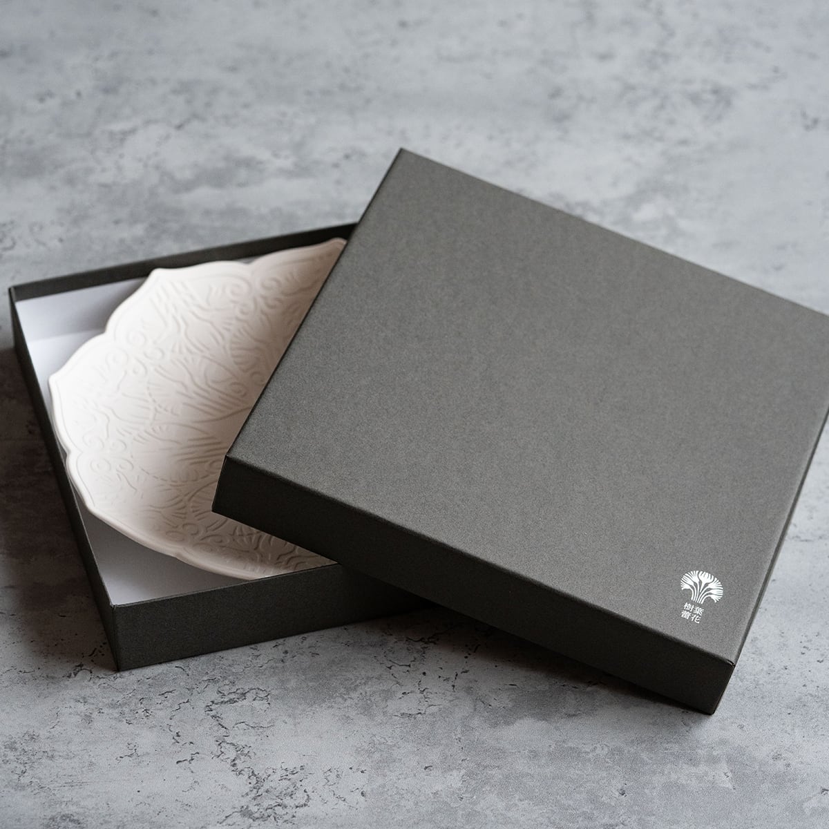 葉月　BLACKDESIGN　プレート２枚付き（ツリー柄） 樹葉蕾花 プレート パステルアイボリー | 有田焼と切り紙作家矢口