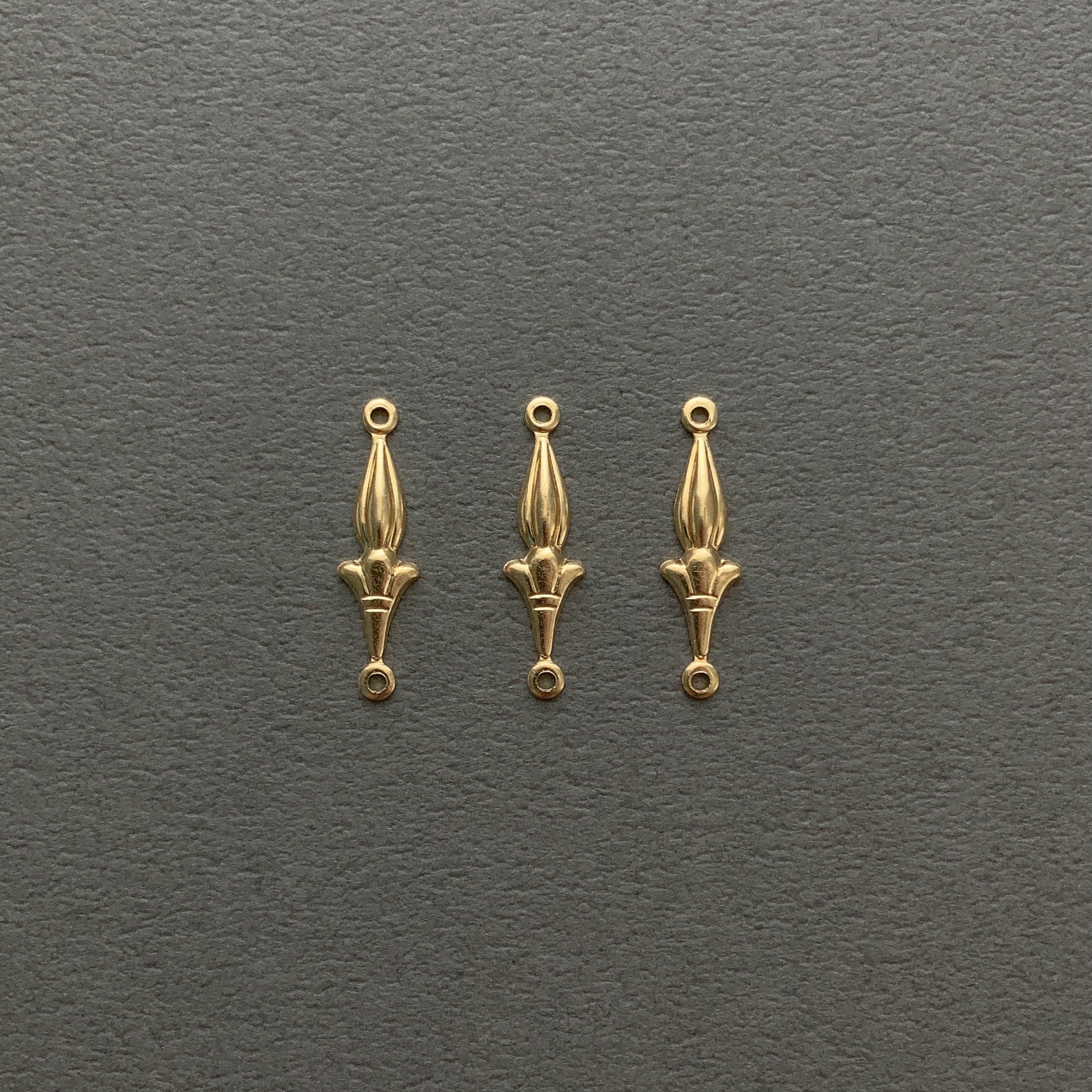 最終入荷〉USA真鍮 両カンしずくと百合モチーフチャーム | Dua