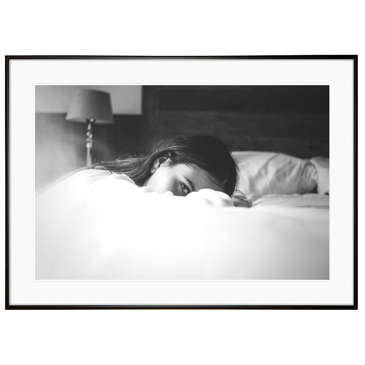 人物写真 ベッドに横たわっている女性 インテリアモノクロアートポスター額装 AS2130