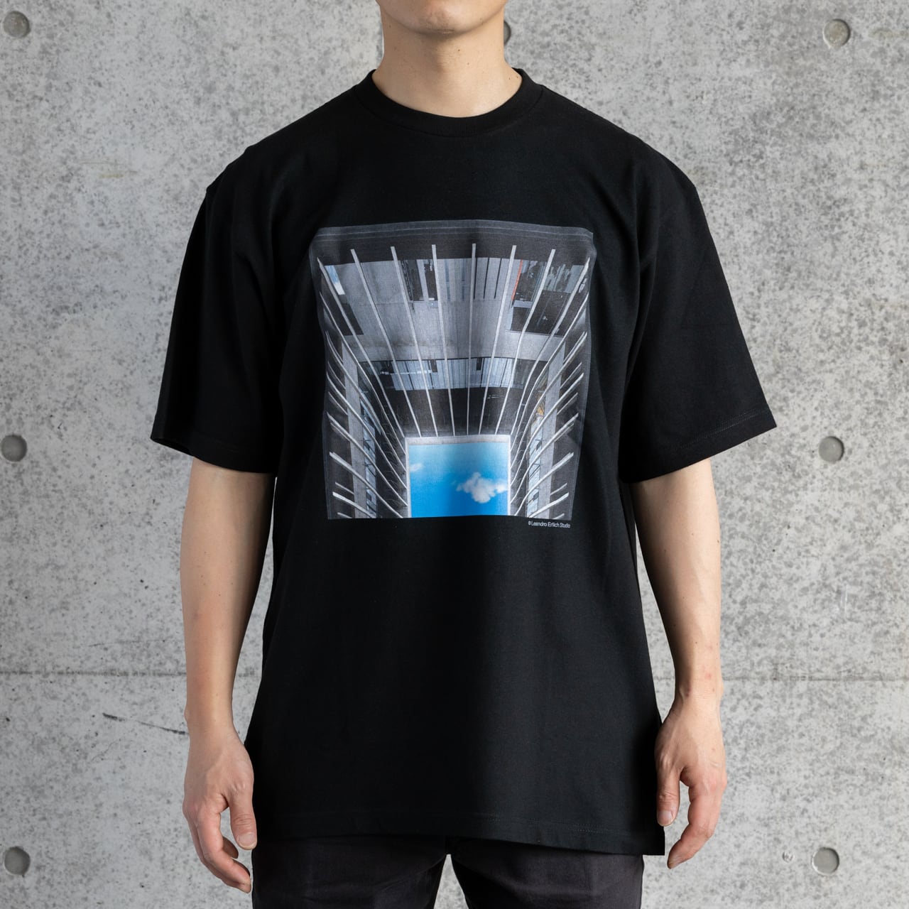 Tシャツ（黒）〈レアンドロ・エルリッヒ Palimpsest：空の池〉/T-shirt