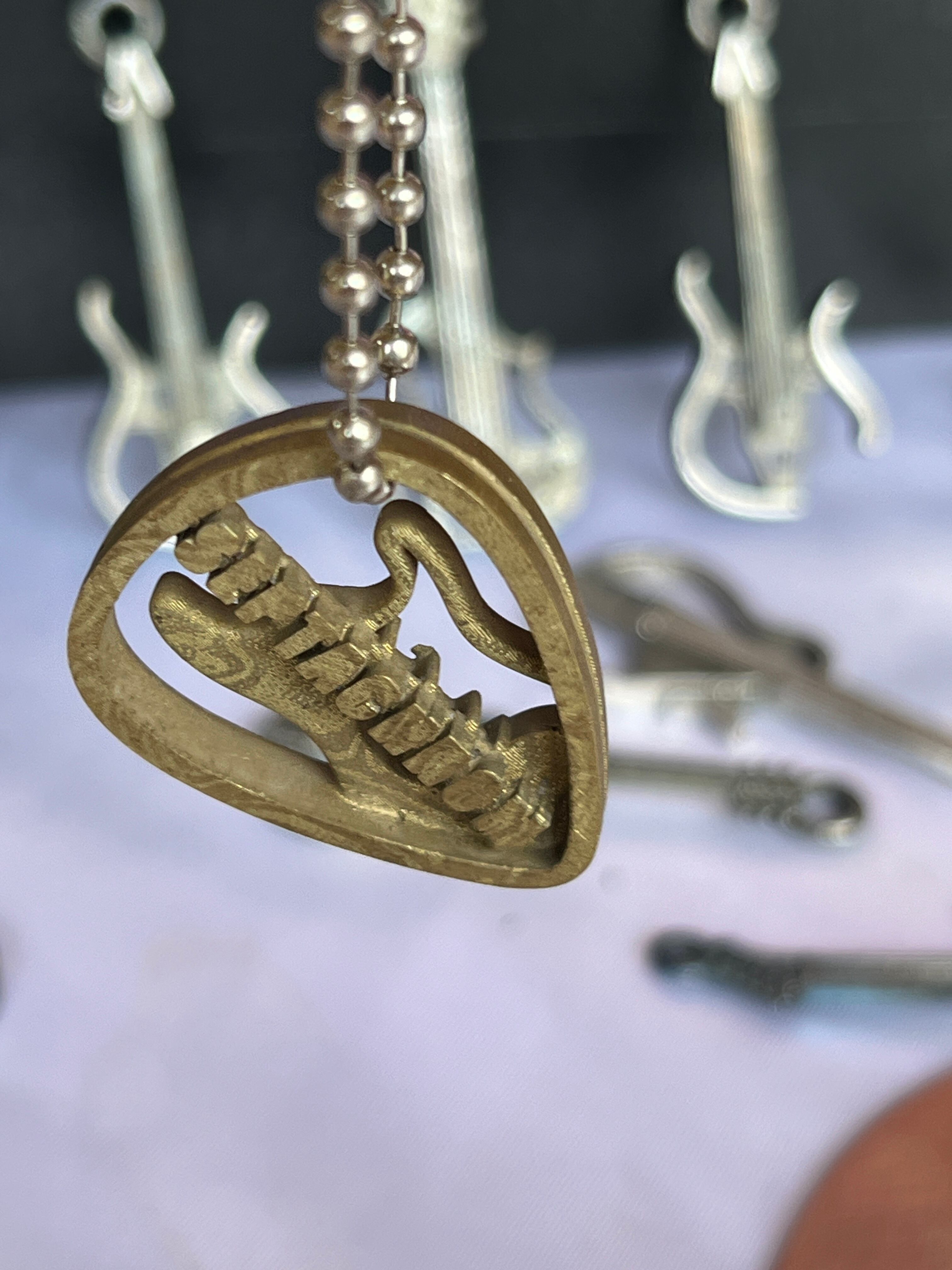 メロディの刻印: バイオリンモチーフのオーダーネームペンダント