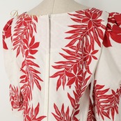 フラダンス 衣装 T&L MUUMUU FACTORY ムームーファクトリー ワンピース ドレス ホワイト系 ティアレ柄 花柄 植物柄 ハワアインプリント ハワイアン アロハ フラ ダンス レッスン 練習 ハワイアンダンス フレアスカート 白 赤 レッド系 華やか 鮮やか かわいい おしゃれ アシンメトリー