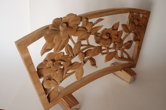 Flowing Camellias ― An Original Wood Relief by Tessō Mori