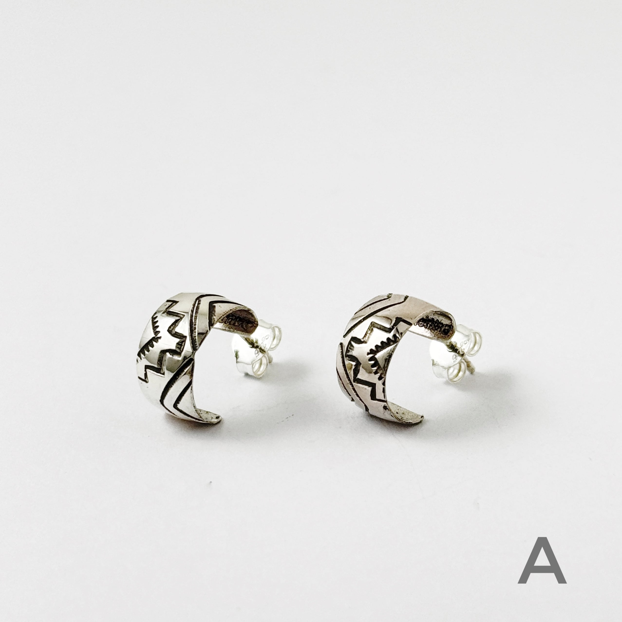 Indian Jewelry 》ナバホ柄 ハーフフープスタッドピアス. 小さめピアス