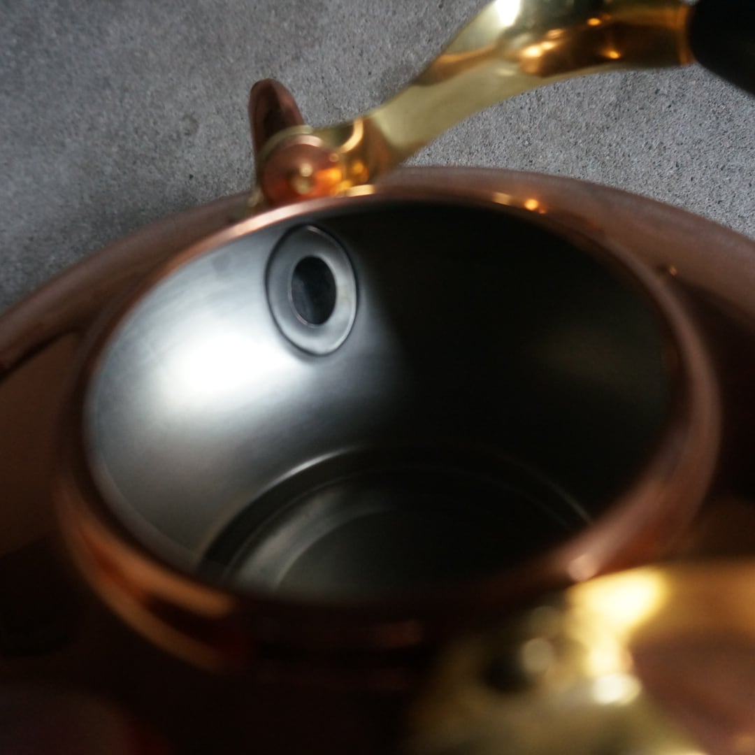 古いコロンビアの銅薬缶