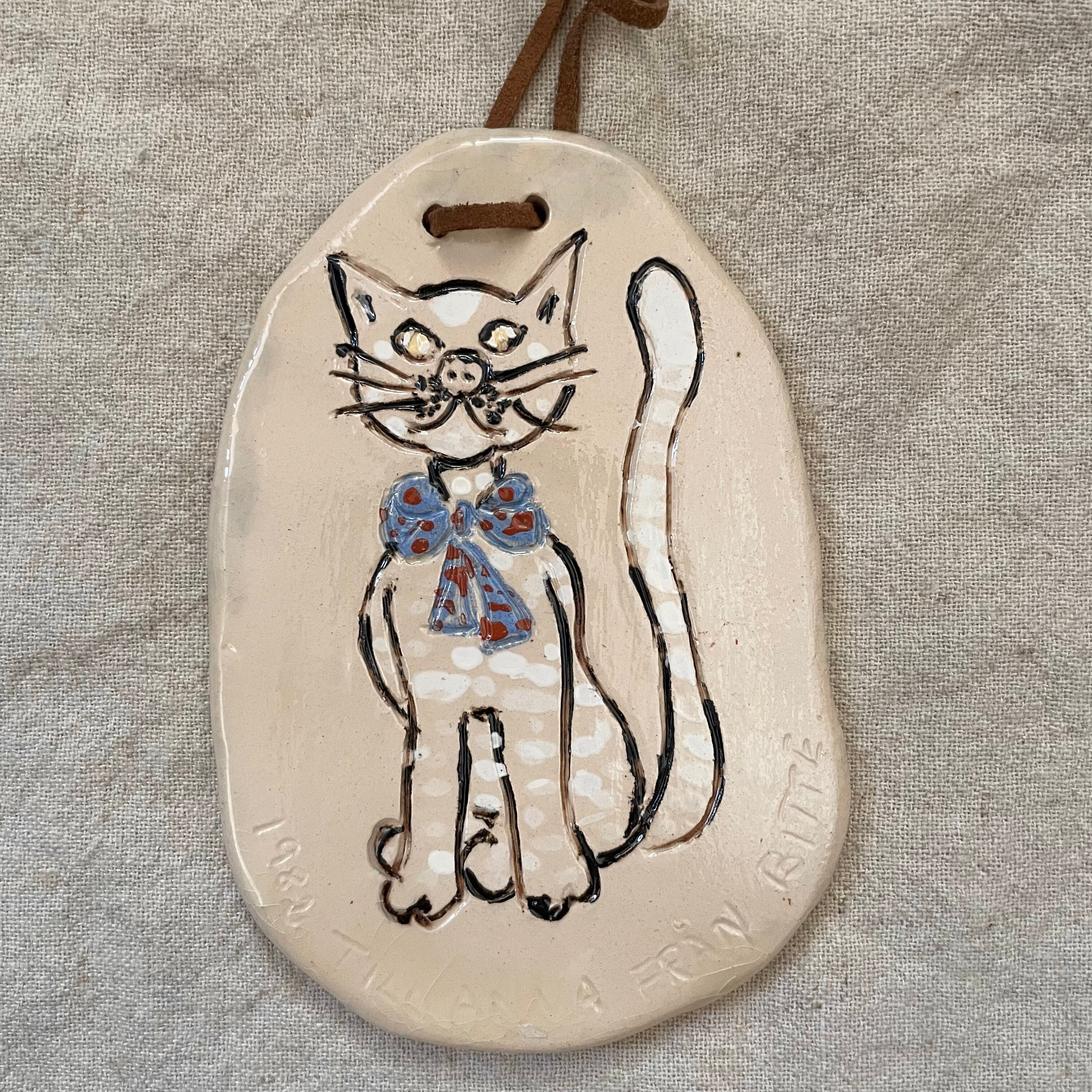 手作り感のあるネコの壁飾り