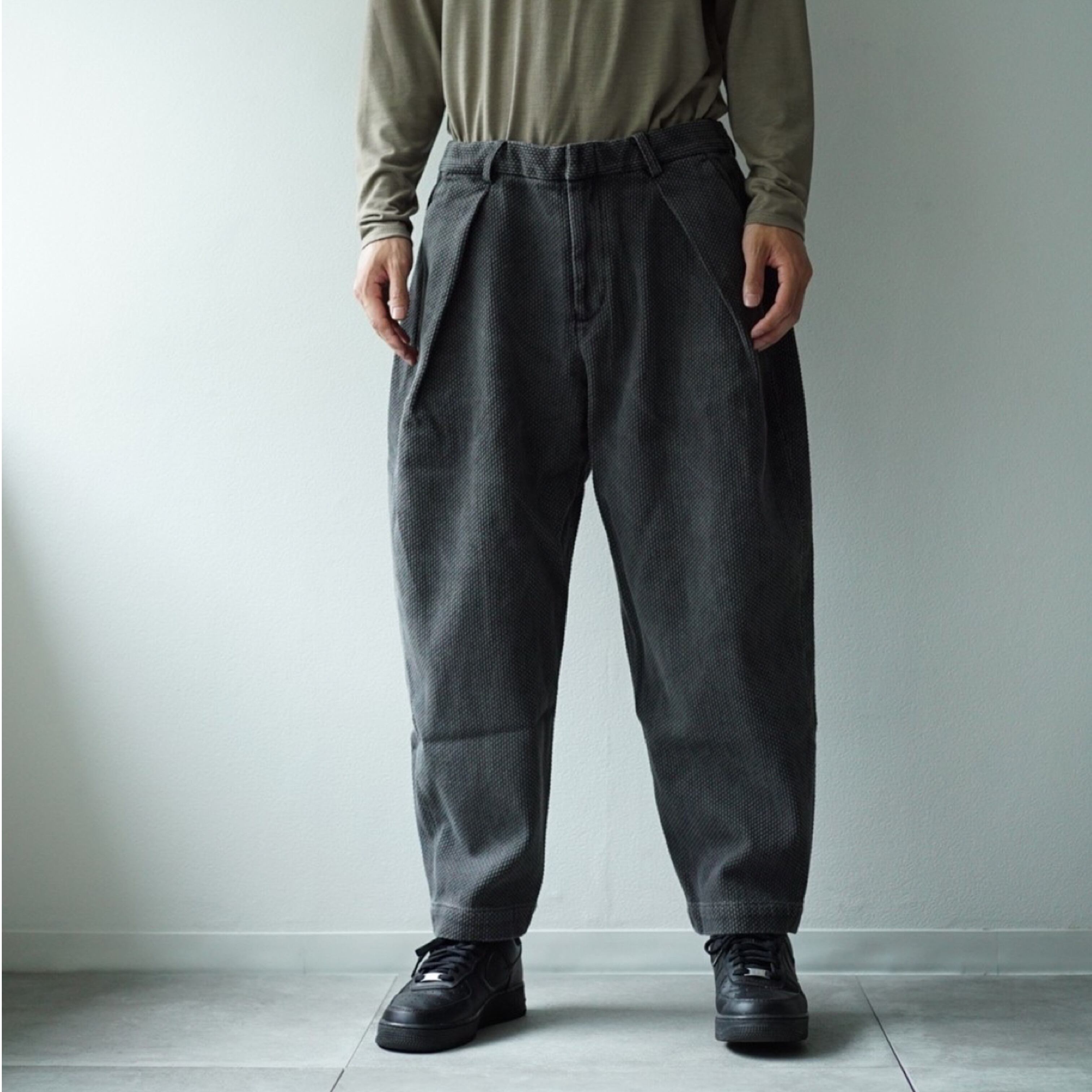 COLINA SASHIKO W-TUCK PANTS D/NAVY | hartwellspremium.com