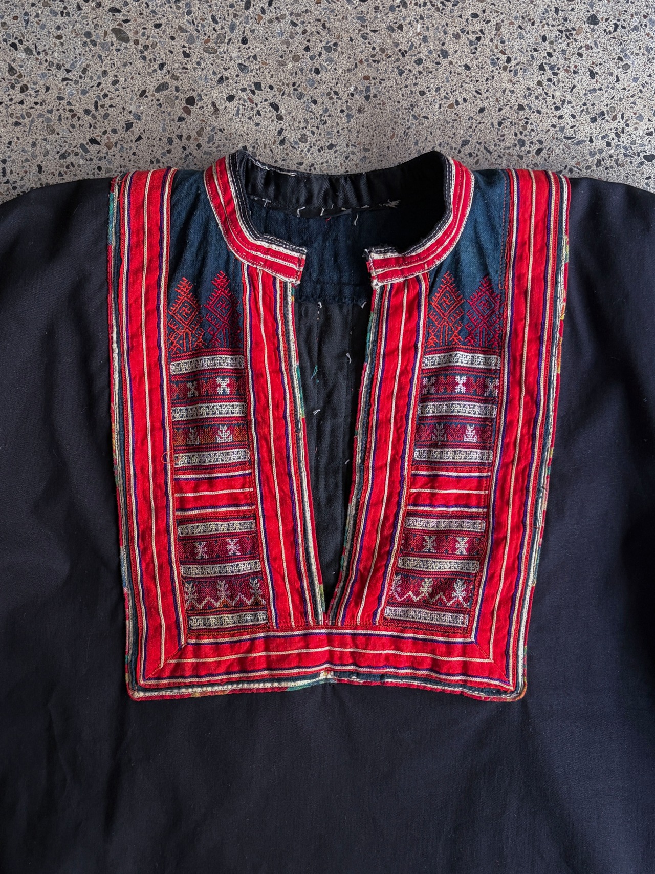 tay Original【BLACK and RE-SEW】/Vintage Yao(Dao) embroidery blouse